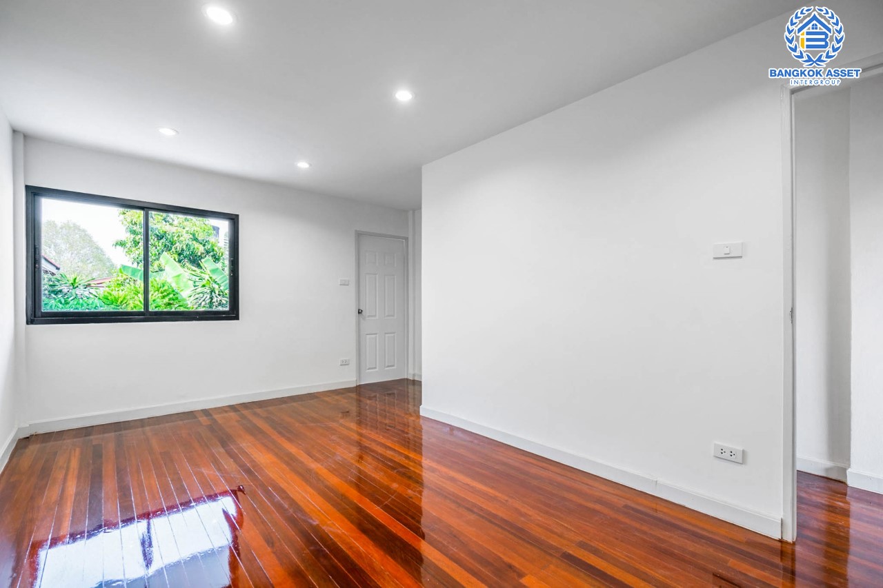 บ้านมือสองตกแต่งใหม่ ม.ทรายทองนิเวศน์ ติวานนท์45 ทาวน์เฮ้าส์พร้อมอยู่ ราคาสุดคุ้ม! เนื้อที่ 16 ตร.ว. ฟังก์ชัน 2 ห้องนอน 1 ห้องน้ำ 1 ที่จอดรถ บนทำเลเชื่อมต่อเมือง ใกล้ห้าแยกปากเกร็ด, เซ็นทรัลแจ้งวัฒนะ, เซ็นทรัลรัตนาธิเบศร์, และรถไฟฟ้าสายสีชมพู "สถานีสามัคคี"